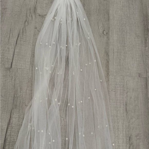 Elegant White Pearl Hair Veil - Picture 2 of 3
